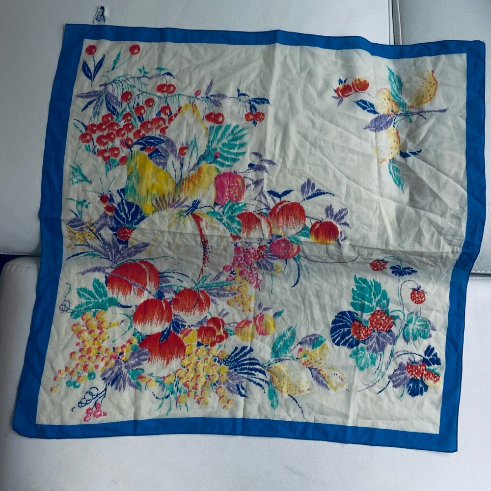 BOSELLI SCARF RARE Size 26 x 26